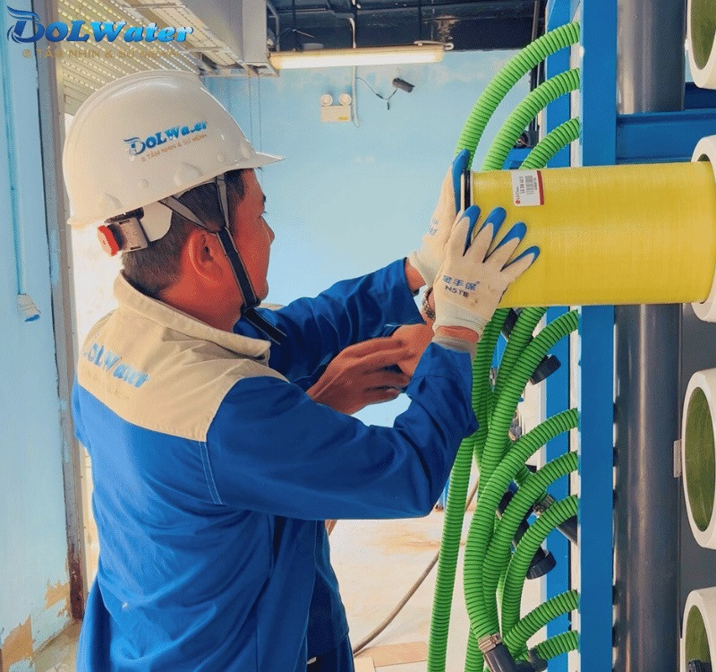 Giàn màng RO hiệu suất cao bên trong hệ thống lọc nước RO 20m3/ giờ.